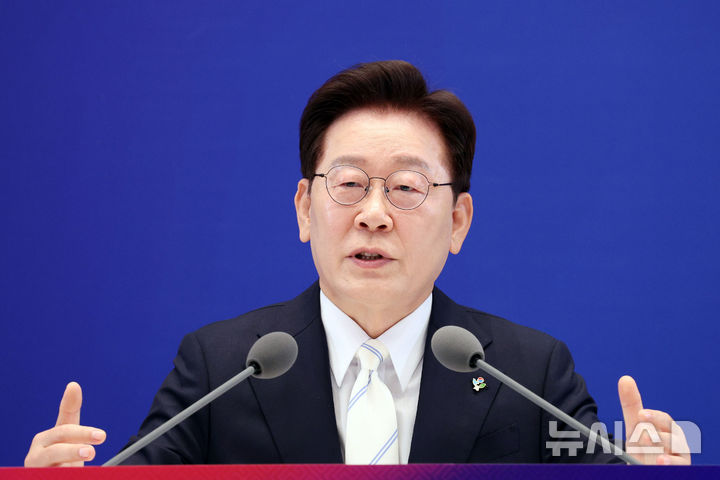 [서울=뉴시스] 고범준 기자 = 이재명 대통령이 8일 청와대 영빈관에서 열린 취임 1주년 기자회견 '대체불가 대한민국'에서 발언하고 있다. 2026.06.08. bjko@newsis.com