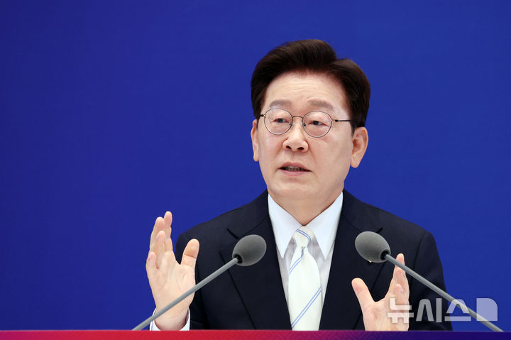 [서울=뉴시스] 고범준 기자 = 이재명 대통령이 8일 청와대 영빈관에서 열린 취임 1주년 기자회견 '대체불가 대한민국'에서 발언하고 있다. 2026.06.08. bjko@newsis.com