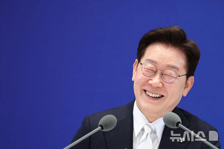 [서울=뉴시스] 고범준 기자 = 이재명 대통령이 8일 청와대 영빈관에서 열린 취임 1주년 기자회견 '대체불가 대한민국'에서 발언하며 환하게 웃고 있다. 2026.06.08. bjko@newsis.com