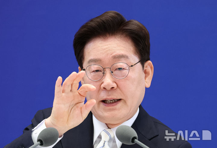[서울=뉴시스] 고범준 기자 = 이재명 대통령이 8일 청와대 영빈관에서 열린 취임 1주년 기자회견 '대체불가 대한민국'에서 발언하고 있다. 2026.06.08. bjko@newsis.com
