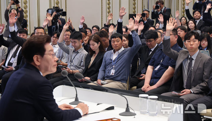 [서울=뉴시스] 고범준 기자 = 8일 청와대 영빈관에서 열린 이재명 대통령 취임 1주년 기자회견 '대체불가 대한민국'에서 기자들이 질문을 하기 위해 손을 들고 있다. 2026.06.08. bjko@newsis.com