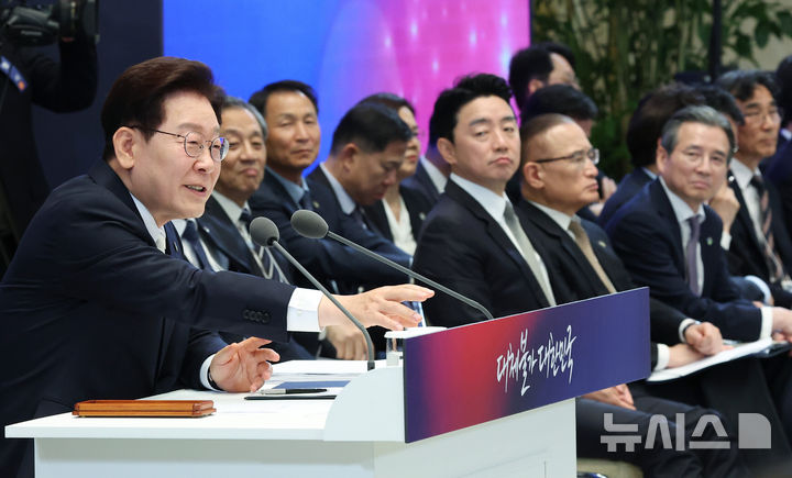 [서울=뉴시스] 고범준 기자 = 이재명 대통령이 8일 청와대 영빈관에서 열린 취임 1주년 기자회견 '대체불가 대한민국'에서 발언하고 있다. 2026.06.08. bjko@newsis.com