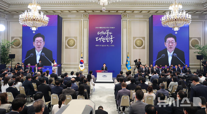 [서울=뉴시스] 고범준 기자 = 이재명 대통령이 8일 청와대 영빈관에서 열린 취임 1주년 기자회견 '대체불가 대한민국'에서 발언하고 있다. 2026.06.08. bjko@newsis.com