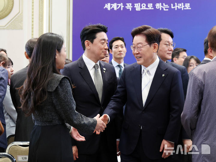 [서울=뉴시스] 고범준 기자 = 이재명 대통령이 8일 청와대 영빈관에서 열린 취임 1주년 기자회견을 마친 뒤 기자들과 인사하고 있다. 2026.06.08. bjko@newsis.com