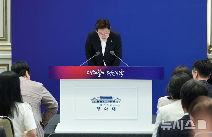 [서울=뉴시스] 고범준 기자 = 이재명 대통령이 8일 청와대 영빈관에서 열린 취임 1주년 기자회견 '대체불가 대한민국'에서 인사하고 있다. 2026.06.08. bjko@newsis.com
