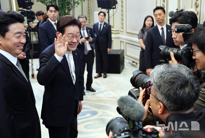 [서울=뉴시스] 고범준 기자 = 이재명 대통령이 8일 청와대 영빈관에서 열린 취임 1주년 기자회견을 마친 뒤 기자들과 인사하고 있다. 2026.06.08. bjko@newsis.com