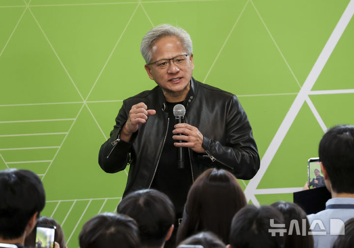 [서울=뉴시스] 박주성 기자 = 젠슨 황 엔비디아 최고경영자(CEO)가 8일 서울대학교 해동첨단공학관에서 열린 '빌드어클로(Build-a-Claw)' 행사장을 찾아 학생들을 상대로 강연을 하고 있다. (공동취재). 2026.06.08. photo@newsis.com