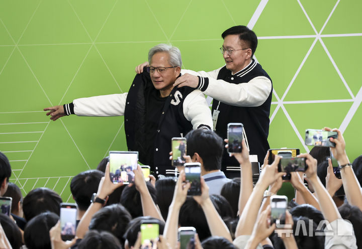 [서울=뉴시스] 박주성 기자 = 젠슨 황 엔비디아 최고경영자(CEO)가 8일 서울대학교 해동첨단공학관에서 열린 '빌드어클로(Build-a-Claw)' 행사장에서 유홍림 서울대 총장으로부터 학교 점퍼를 선물받고 있다. (공동취재). 2026.06.08. photo@newsis.com