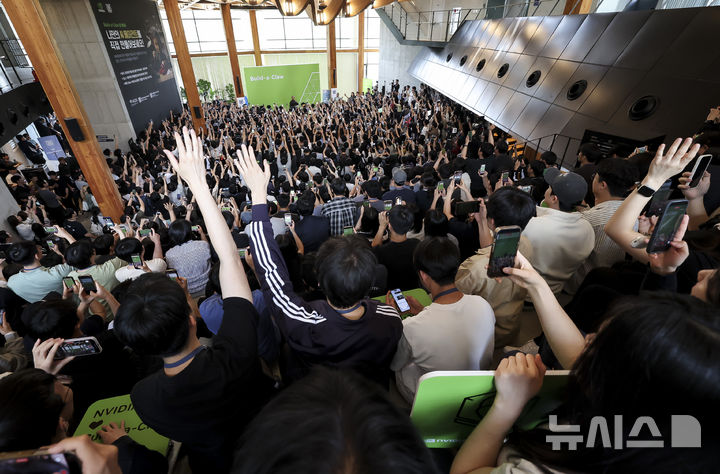 [서울=뉴시스] 박주성 기자 = 젠슨 황 엔비디아 최고경영자(CEO)가 8일 서울대학교 해동첨단공학관에서 열린 '빌드어클로(Build-a-Claw)' 행사장을 찾아 학생들을 상대로 강연을 하고 있다. (공동취재). 2026.06.08. photo@newsis.com