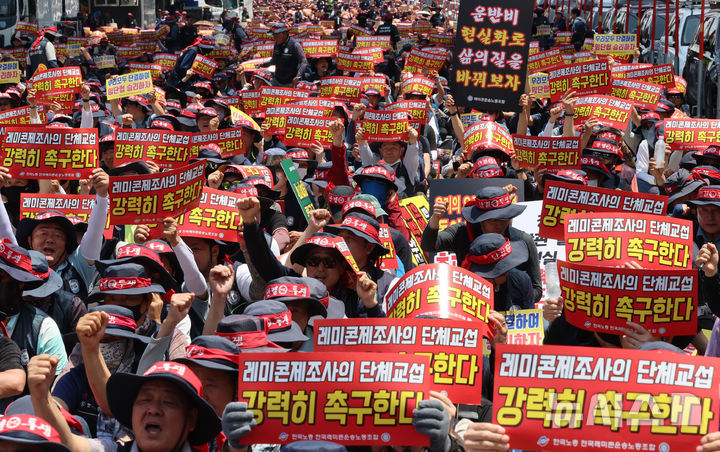 [서울=뉴시스] 조성우 기자 = 전국레미콘운송노동조합 조합원들이 8일 서울 여의대로 인근에서 2026년 단체협상 촉구 및 임단협 쟁취 결의대회에서 구호를 외치고 있다. 2026.06.08. xconfind@newsis.com