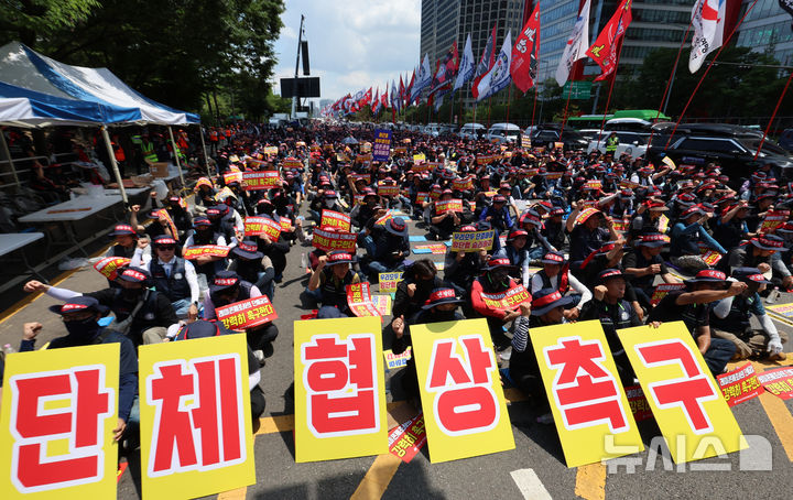 [서울=뉴시스] 조성우 기자 = 전국레미콘운송노동조합 조합원들이 8일 서울 여의대로 인근에서 2026년 단체협상 촉구 및 임단협 쟁취 결의대회에서 구호를 외치고 있다. 2026.06.08. xconfind@newsis.com