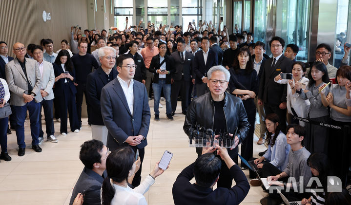 [서울=뉴시스] 조성우 기자 = 젠슨 황(오른쪽) 엔비디아 최고경영자(CEO)가 8일 서울 영등포구 여의도 LG트윈타워에서 구광모 LG그룹 회장과 회동을 마친 뒤 미디어 브리핑을하고 있다. 2026.06.08. xconfind@newsis.com