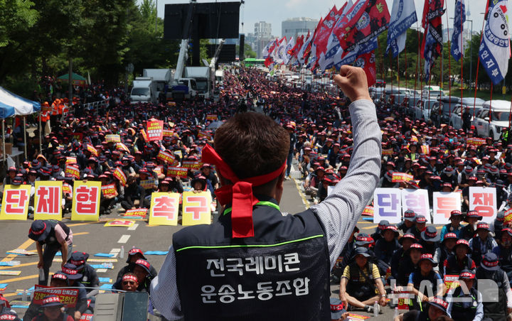 [서울=뉴시스] 조성우 기자 = 전국레미콘운송노동조합 조합원들이 8일 서울 여의대로 인근에서 2026년 단체협상 촉구 및 임단협 쟁취 결의대회에서 구호를 외치고 있다. 2026.06.08. xconfind@newsis.com