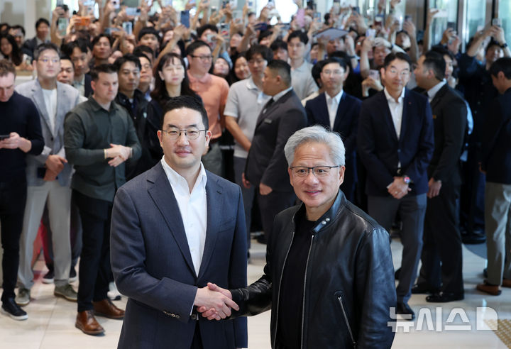 [서울=뉴시스] 조성우 기자 = 젠슨 황(오른쪽) 엔비디아 최고경영자(CEO)가 8일 서울 영등포구 여의도 LG트윈타워에서 구광모 LG그룹 회장과 회동을 마친 뒤 포즈를 취하고 있다. 2026.06.08. xconfind@newsis.com