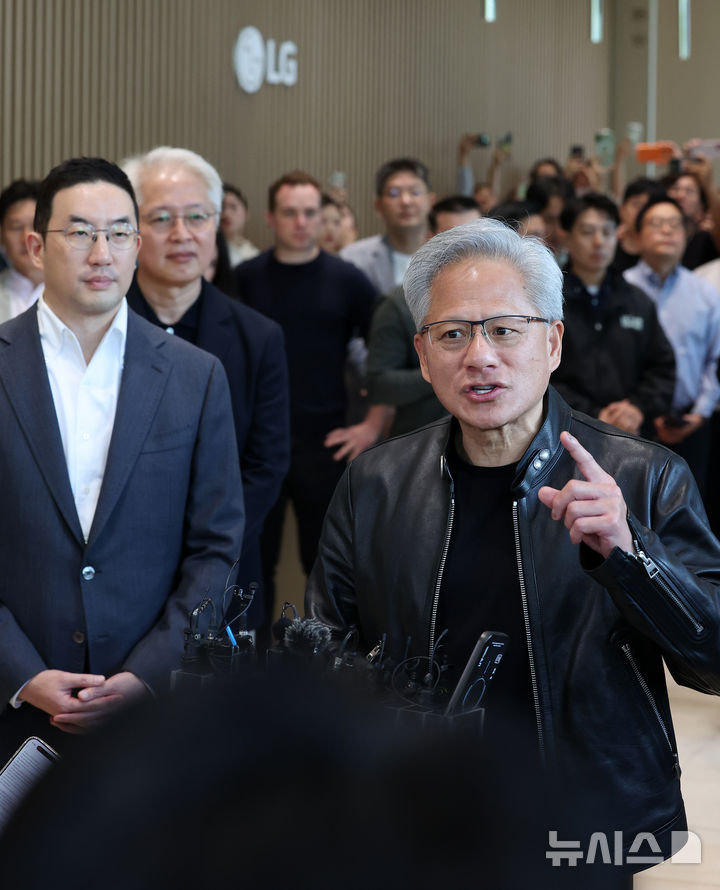 [서울=뉴시스] 조성우 기자 = 젠슨 황(오른쪽) 엔비디아 최고경영자(CEO)가 8일 서울 영등포구 여의도 LG트윈타워에서 구광모 LG그룹 회장과 회동을 마친 뒤 미디어 브리핑을하고 있다. 2026.06.08. xconfind@newsis.com