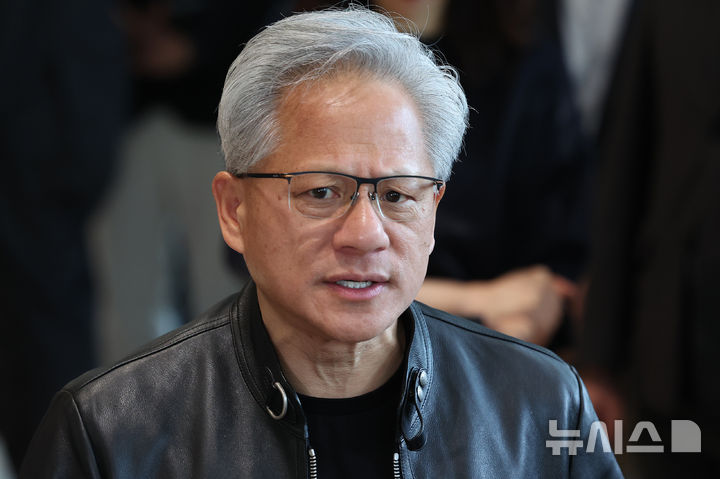 [서울=뉴시스] 조성우 기자 = 젠슨 황 엔비디아 최고경영자(CEO)가 8일 서울 영등포구 여의도 LG트윈타워에서 구광모 LG그룹 회장과 회동을 마친 뒤 미디어 브리핑을하고 있다. 2026.06.08. xconfind@newsis.com