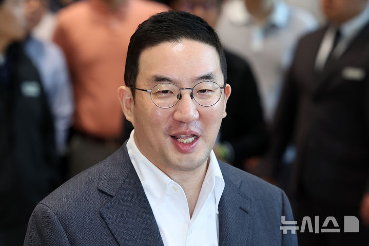 [서울=뉴시스] 조성우 기자 = 구광모 LG그룹 회장이 8일 서울 영등포구 여의도 LG트윈타워에서 젠슨 황 엔비디아 최고경영자(CEO)와 회동을 마친 뒤 미디어 브리핑을하고 있다. 2026.06.08. xconfind@newsis.com