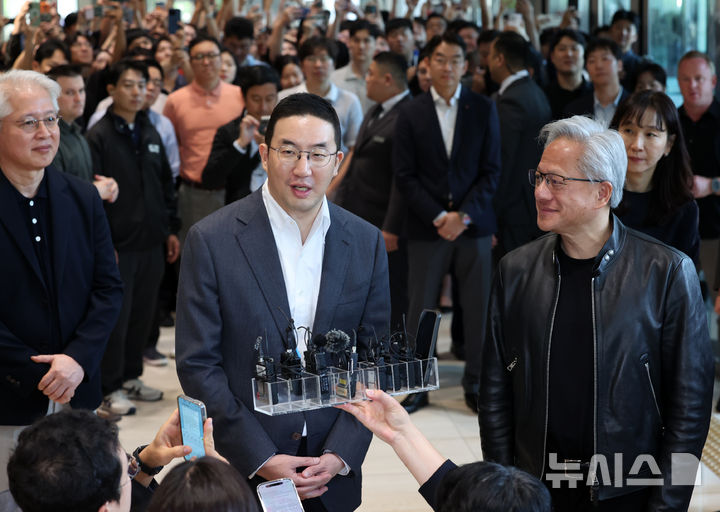 [서울=뉴시스] 조성우 기자 = 구광모(가운데) LG그룹 회장이 지난 6월 8일 서울 영등포구 여의도 LG트윈타워에서 젠슨 황(오른쪽) 엔비디아 최고경영자(CEO)와 회동을 마친 뒤 미디어 브리핑을하고 있다. 2026.06.08. xconfind@newsis.com