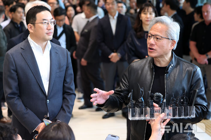 [서울=뉴시스] 조성우 기자 = 젠슨 황(오른쪽) 엔비디아 최고경영자(CEO)가 8일 서울 영등포구 여의도 LG트윈타워에서 구광모 LG그룹 회장과 회동을 마친 뒤 브리핑하고 있다. 2026.06.08. xconfind@newsis.com