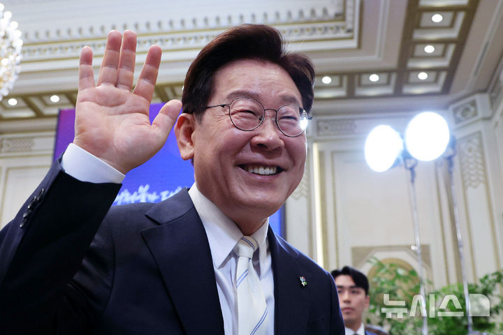 [서울=뉴시스] 고범준 기자 = 이재명 대통령이 8일 청와대 영빈관에서 열린 취임 1주년 기자회견 '대체불가 대한민국'을 마치고 이동하고 있다. 2026.06.08. photo@newsis.com