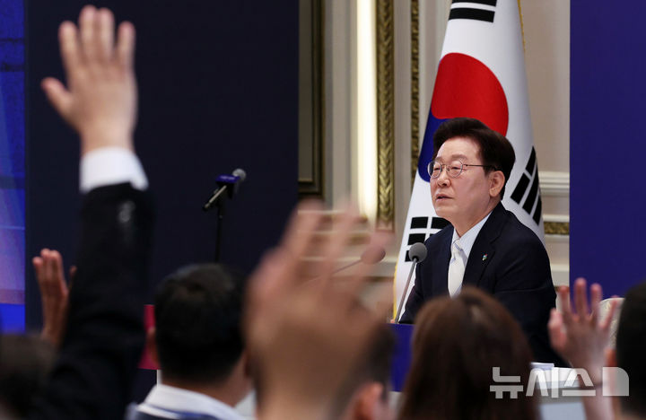 [서울=뉴시스] 고범준 기자 = 이재명 대통령이 8일 청와대 영빈관에서 열린 취임 1주년 기자회견 '대체불가 대한민국'에서 기자질문을 받고 있다. 2026.06.08. photo@newsis.com