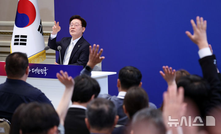 [서울=뉴시스] 고범준 기자 = 이재명 대통령이 8일 청와대 영빈관에서 열린 취임 1주년 기자회견 '대체불가 대한민국'에서 기자질문을 받고 있다. 2026.06.08. photo@newsis.com