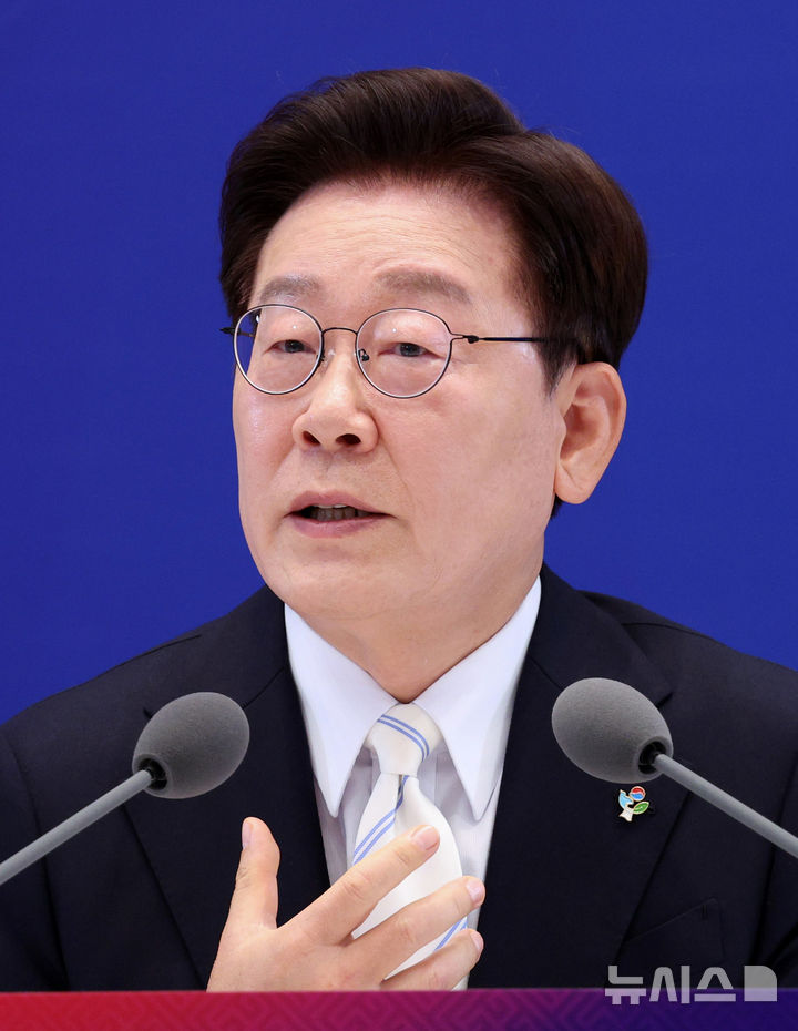 이 대통령 7번째 기자회견… 개각·연임 개헌 정국 정면돌파할까