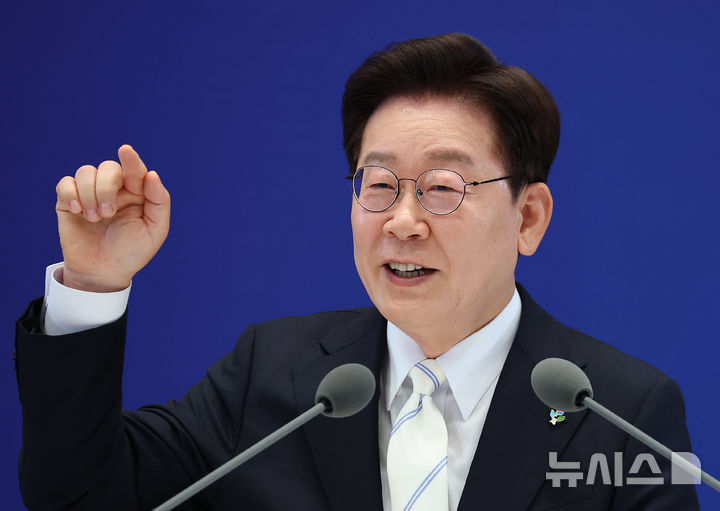 [서울=뉴시스] 고범준 기자 = 이재명 대통령이 8일 청와대 영빈관에서 열린 취임 1주년 기자회견 '대체불가 대한민국'에서 발언하고 있다. 2026.06.08. photo@newsis.com