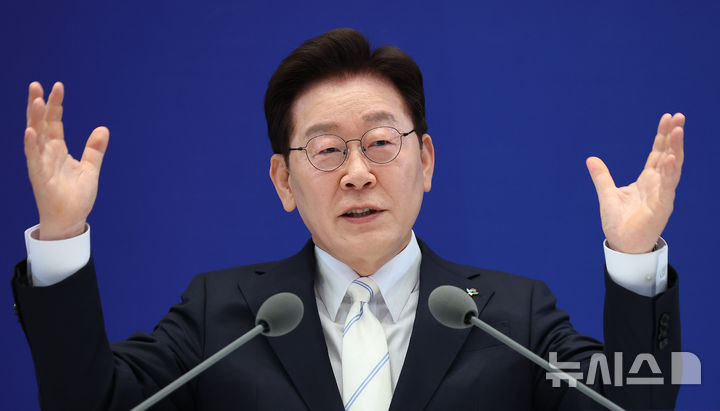 [서울=뉴시스] 고범준 기자 = 이재명 대통령이 8일 청와대 영빈관에서 열린 취임 1주년 기자회견 '대체불가 대한민국'에서 발언하고 있다. 2026.06.08. photo@newsis.com