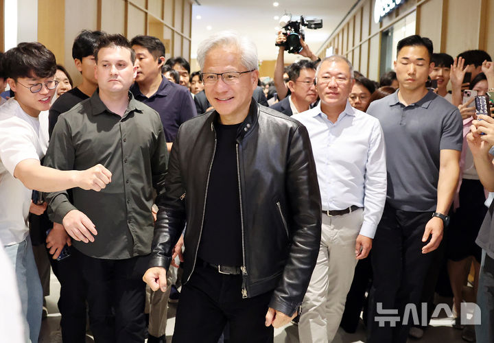 [서울=뉴시스] 김진아 기자 = 젠슨 황 엔비디아 최고경영자(CEO)가 8일 서울 서초구 현대차그룹 양재 사옥에서 직원들과 인사를 하고 있다. (공동취재) 2026.06.08. photo@newsis.com