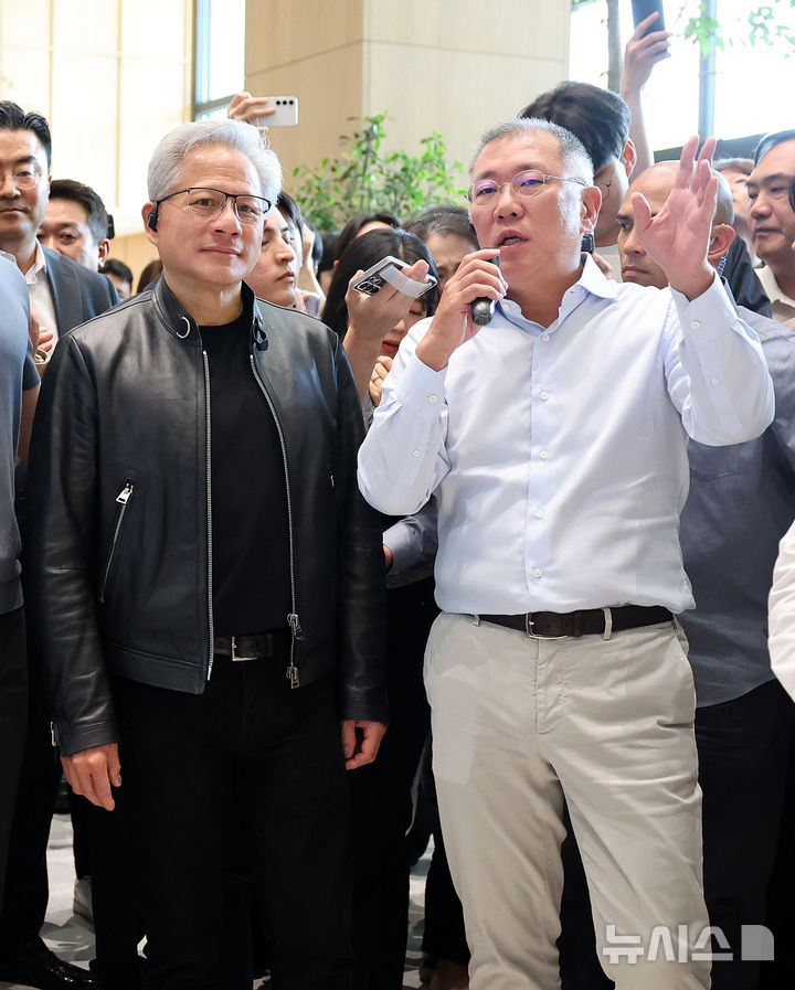 [서울=뉴시스] 김진아 기자 = 정의선 현대자동차 그룹 회장이 8일 서울 서초구 현대차그룹 양재 사옥에서 젠슨 황 엔비디아 최고경영자(CEO)에게 KIA의 전기차 PV5를 소개하고 있다. (공동취재) 2026.06.08. photo@newsis.com
