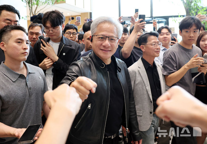 [서울=뉴시스] 김진아 기자 = 젠슨 황 엔비디아 최고경영자(CEO)가 8일 서울 서초구 현대차그룹 양재 사옥에서 직원들과 주먹인사를 하고 있다. (공동취재) 2026.06.08. photo@newsis.com