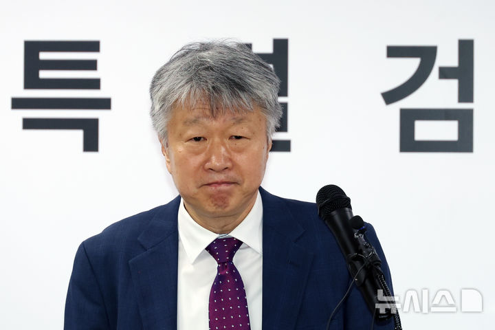 [과천=뉴시스] 고승민 기자 = 권영빈 특검보가 8일 경기 과천 권창영 2차 종합특검팀 사무실 브리핑룸에서 정례 브리핑을 하던 중 취재진 질문을 듣고 있다. 2026.06.08. kkssmm99@newsis.com