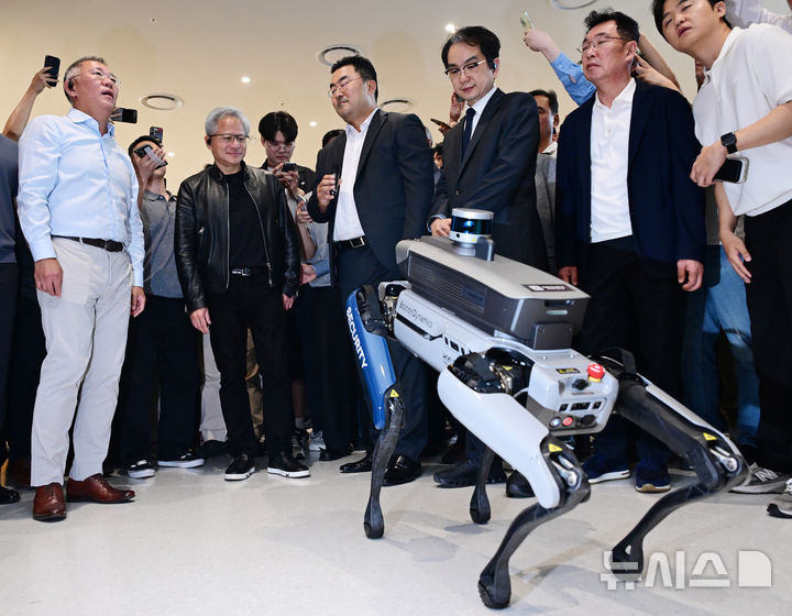 [서울=뉴시스] 김진아 기자 = 젠슨 황 엔비디아 최고경영자(CEO)가 8일 서울 서초구 현대차그룹 양재 사옥에서 정의선 현대차그룹 회장과 보안로봇을 살펴보고 있다. (공동취재) 2026.06.08. photo@newsis.com