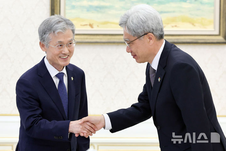 [서울=뉴시스] 고범준 기자 = 조희대(왼쪽) 대법원장과 김상환 헌법재판소장이 8일 청와대에서 열린 4부 요인 회동에서 인사하고 있다. 2026.06.08. bjko@newsis.com