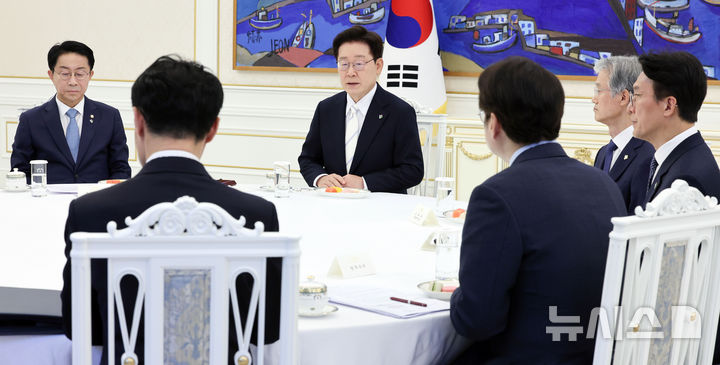 [서울=뉴시스] 고범준 기자 = 이재명 대통령이 8일 청와대에서 열린 4부 요인 회동에서 발언하고 있다. 2026.06.08. bjko@newsis.com
