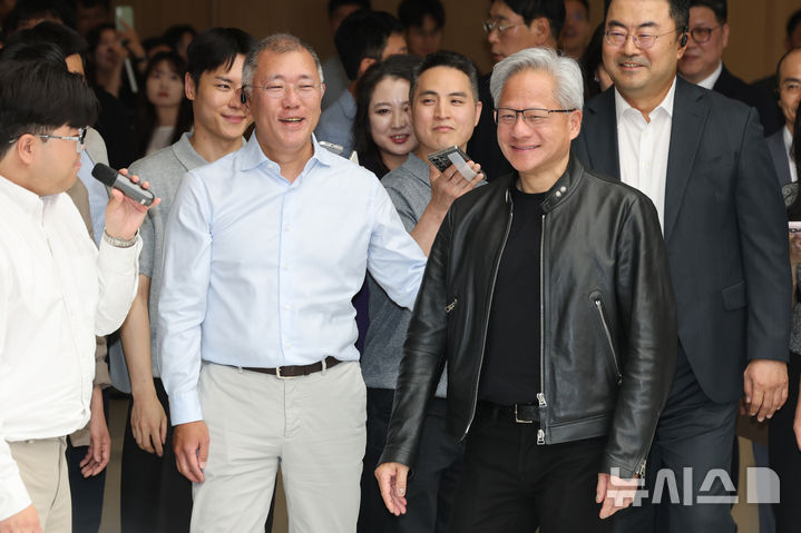 [서울=뉴시스] 김진아 기자 = 젠슨 황 엔비디아 최고경영자(CEO)가 8일 서울 서초구 현대차그룹 양재 사옥에서 정의선 현대차그룹 회장과 함께 둘러보고 있다. (공동취재) 2026.06.08. photo@newsis.com