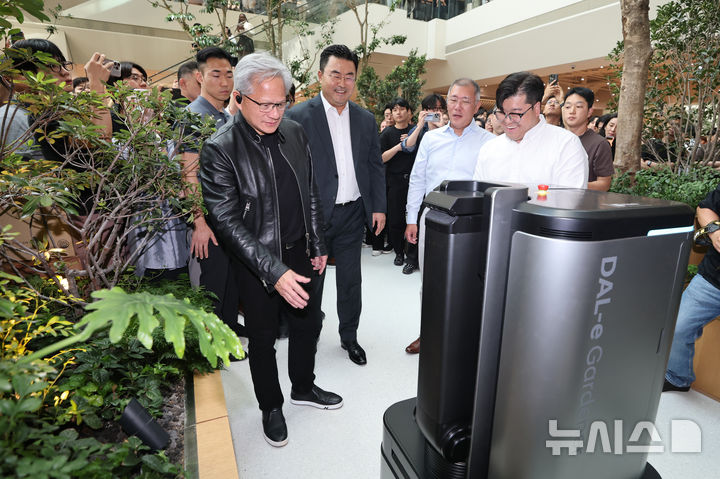 [서울=뉴시스] 김진아 기자 = 젠슨 황 엔비디아 최고경영자(CEO)가 8일 서울 서초구 현대차그룹 양재 사옥에서 정의선 현대차그룹 회장과 함께 자율주행 조경 관리 로봇 '달이 가드너(Dal-e Gardener)' 시연을 지켜보고 있다. (공동취재) 2026.06.08. photo@newsis.com