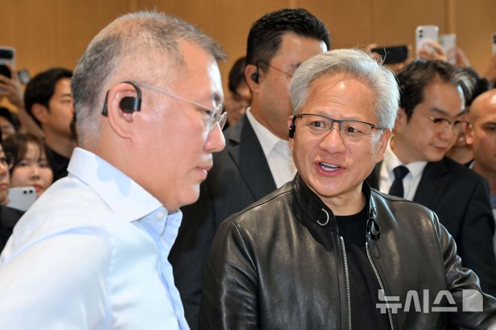 [서울=뉴시스] 김진아 기자 = 젠슨 황 엔비디아 최고경영자(CEO)가 8일 서울 서초구 현대자동차그룹 양재 사옥을 방문해 정의선 현대차그룹 회장과 대화하고 있다. (공동취재) 2026.06.08. photo@newsis.com