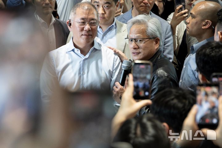 [서울=뉴시스] 김진아 기자 = 젠슨 황 엔비디아 최고경영자(CEO)가 정의선 현대자동차 그룹 회장과 8일 서울 서초구 현대자동차그룹 양재 사옥을 방문해 이동형 로봇 플랫폼 '모베드(MobED)' 시연을 본 뒤 발언하고 있다. (공동취재) 2026.06.08. photo@newsis.com