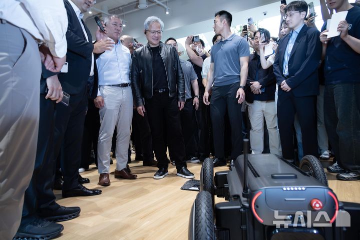 [서울=뉴시스] 김진아 기자 = 젠슨 황 엔비디아 최고경영자(CEO)와 정의선 현대자동차 그룹 회장이 8일 서울 서초구 현대자동차그룹 양재 사옥에서 이동형 로봇 플랫폼 '모베드(MobED)' 시연을 본 뒤 설명을 듣고 있다. (공동취재) 2026.06.08. photo@newsis.com