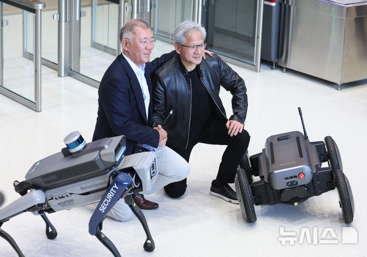 [서울=뉴시스] 김진아 기자 = 젠슨 황 엔비디아 최고경영자(CEO)와 정의선 현대자동차그룹 회장이 8일 서울 서초구 현대차그룹 양재 사옥에서 4족 보행로봇 스팟(Spot)과 자율주행 모빌리티 로봇 모베드(MobED)와 함께 기념촬영을 하고 있다.2026.06.08. bluesoda@newsis.com