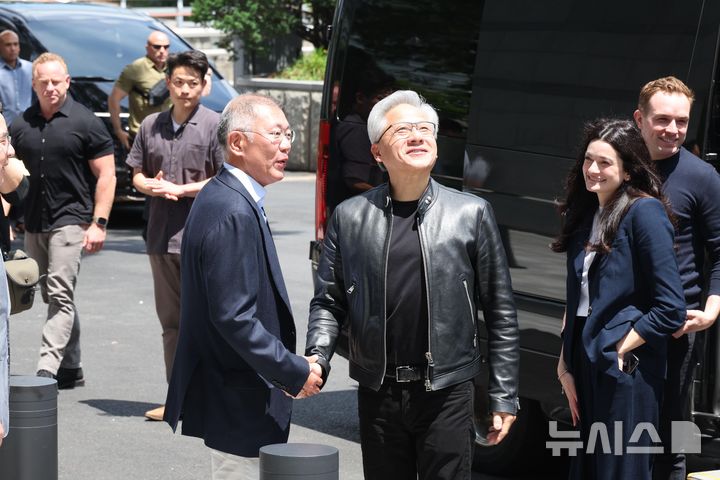 [서울=뉴시스] 김진아 기자 = 젠슨 황 엔비디아 최고경영자(CEO)가 8일 서울 서초구 현대자동차그룹 양재사옥에서 정의선 현대차그룹 회장과 만나 대화하고 있다. (공동취재) 2026.06.08. photo@newsis.com