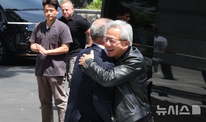 [서울=뉴시스] 김진아 기자 = 젠슨 황 엔비디아 최고경영자(CEO)가 8일 서울 서초구 현대자동차그룹 양재사옥에서 정의선 현대차그룹 회장과 만나 포옹하고 있다. (공동취재) 2026.06.08. photo@newsis.com