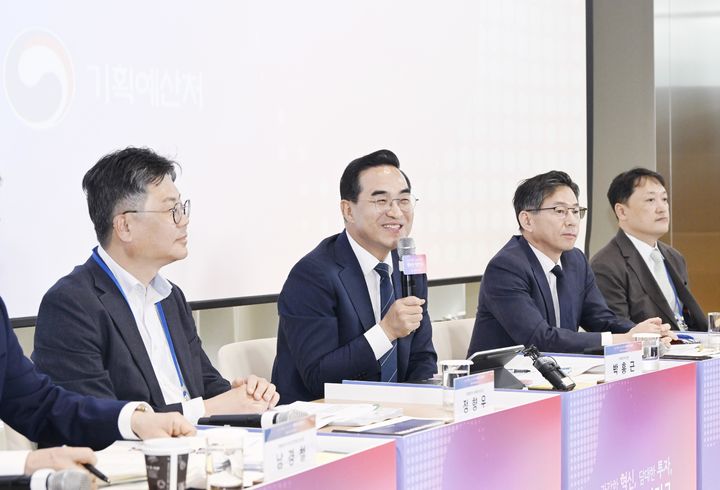 [서울=뉴시스] 박홍근 기획예산처 장관이 8일 오후 서울 마포구 SVC 서울에서 '지출구조조정 열린 토론회'를 주재하고 있다. (사진=기획예산처 제공) 2026.06.08. photo@newsis.com *재판매 및 DB 금지