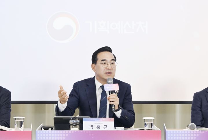 [서울=뉴시스] 박홍근 기획예산처 장관이 8일 오후 서울 마포구 SVC 서울에서 '지출구조조정 열린 토론회'를 주재하고 있다. (사진=기획예산처 제공) 2026.06.08. photo@newsis.com *재판매 및 DB 금지