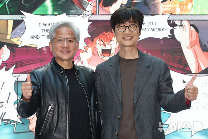 [성남=뉴시스] 권창회 기자 = 이해진(오른쪽) 네이버 의장과 젠슨황 엔비디아 CEO가 8일 경기 성남 네이버1784 사옥에서 네이버 웹툰에 자막을 넣은 뒤 기념촬영을 하고 있다. 2026.06.08. kch0523@newsis.com