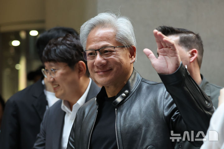 [성남=뉴시스] 권창회 기자 = 젠슨황 엔비디아 CEO가 8일 경기 성남 네이버1784 사옥을 방문해 손인사 하고 있다. 2026.06.08. kch0523@newsis.com