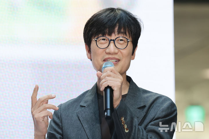 [성남=뉴시스] 권창회 기자 = 이해진 네이버 의장이 8일 경기 성남 네이버1784 사옥에서 젠슨황 엔비디아 CEO와 네이버 웹툰에 자막을 넣은 뒤 설명하고 있다. 2026.06.08. kch0523@newsis.com