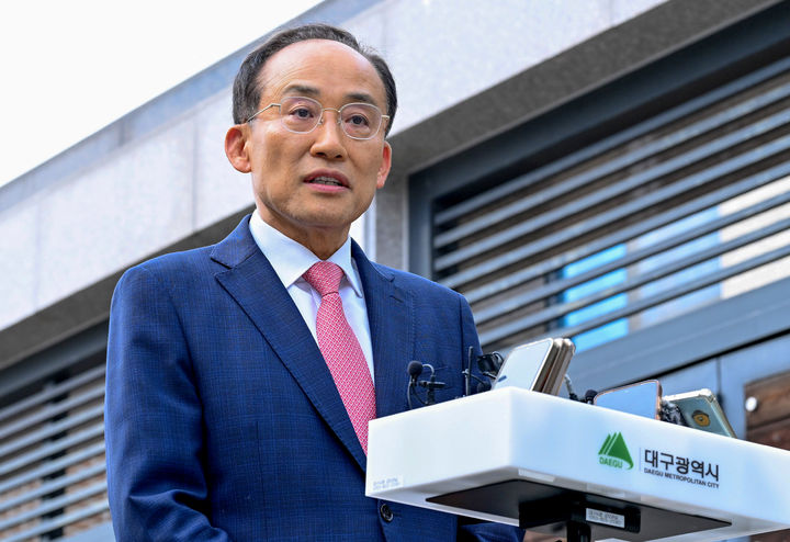 [대구=뉴시스] 이무열 기자 = 사진은 추경호 대구시장 당선인이 지난 8일 오후 대구 달성군 박근혜 전 대통령 사저에서 박 전 대통령을 예방한 후 취재진 질문에 답하는 모습. (사진=대구시장직 인수위원회 제공) 2026.06.17. photo@newsis.com *재판매 및 DB 금지